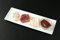 ■牛レバ･ハツ･シマチョウ･豚ハツモト｡
新鮮なホルモンに貴重な豚の部位を加えて豪華にご提供いたします｡
■仕入れ状況によっては内容が変わる場合がございます｡
(写真は2人前です｡)