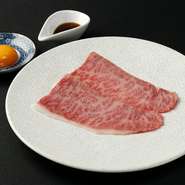 霜降りの旨みあふれるお肉を､職人技で引き出した絶妙な厚みに仕上げました｡
特製のやきすき用オリジナルタレと濃厚な卵黄を絡めて､至福の味わいをご堪能ください｡
