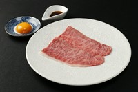 霜降りの旨みあふれるお肉を､職人技で引き出した絶妙な厚みに仕上げました｡
特製のやきすき用オリジナルタレと濃厚な卵黄を絡めて､至福の味わいをご堪能ください｡