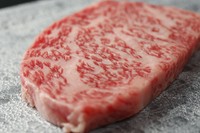 鹿児島黒牛のサーロインステーキ｡
きめ細やかな霜降りと濃厚な旨みが口いっぱいに広がる極上の一品｡
香ばしく焼き上げたジューシーなお肉を､ぜひ特別なひとときにお楽しみください｡
■100g3,300円■50g1,650円
