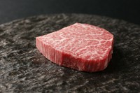 鹿児島黒牛の中でも､希少部位であるシャトーブリアン｡
霜降りの柔らかさと上品な旨みが際立つ､贅沢の極みの一皿です｡
特別なひとときを演出する最高級の味わいをぜひご堪能ください｡