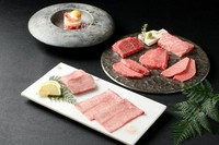 社長自らが開拓した卸元業者から直接仕入れることで中間コストをカットし､仕入れ困難な日本一のブランド和牛｢鹿児島黒牛｣をここまでお手頃に楽しめるのは他にはなく､きっと日本一安いと自負しております｡