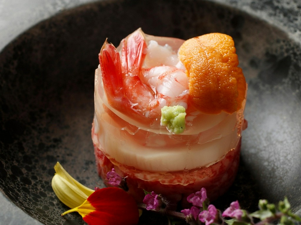 豊洲協会理事監修の海鮮ユッケコンソメジュレ