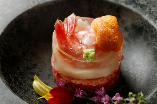 豊洲協会理事監修の海鮮ユッケコンソメジュレ