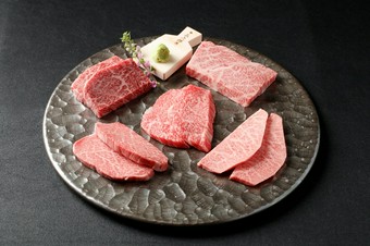 【飲み放題付き】｢海鮮和牛ユッケ｣など､和牛の持つ豊かな香りと濃厚な旨みを堪能できる贅沢なコース｡