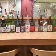夜は、料理をゆっくり味わいながらお酒を嗜むのもオススメです。個性豊かな日本酒を、軽く飲んでも良し、じっくり味わっても良し。どんな日本酒が揃っているのか気になる方は、スタッフまで確認を。