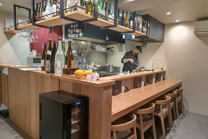 5席のみ。小ぢんまりとしているカウンター席