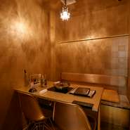 3つの個室のうち、豪華なシャンデリアと金色の壁、金色のテーブルでそろえた「金の間」は、とっておきの日にぜひ利用したいスペシャルな個室です。おいしさはもちろんのこと、個室の素晴らしさにも大満足。