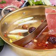 薬膳をじっくりと煮込み、旨みの凝縮されたスープが自慢の『金の目　火鍋コース各種』