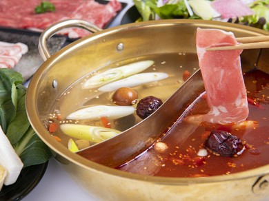 薬膳をじっくりと煮込み、旨みの凝縮されたスープが自慢の『金の目　火鍋コース各種』