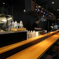 二人で並んで座って会話しながら食事を満喫できるカウンター席