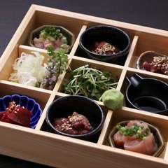 肉系3種と内臓3種を自家製醤油でいただく『熊野地鶏6種盛り合わせ』