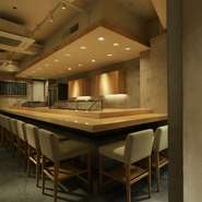 木の暖かいロングカウンター。明るい板前さんのサービスでカップルや2名様に人気の席