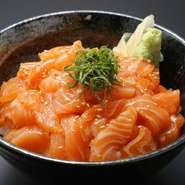 漬けサーモン丼