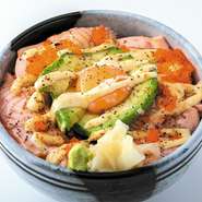 炙りサーモン＆アボカドタルタル丼