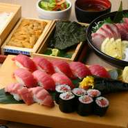 かつて自分が受けた以上の感動を人びとに届けるため、初志貫徹を貫く中田氏。“寿司で感動出来ることをいろいろな人に伝えたい”と、代表取締役と共に日々研究を重ね、新メニュー開発に取り組んでいます。