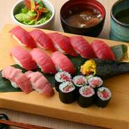 本まぐろを多彩なスタイルで食べ比べできる、ディナータイムのオススメメニュー。大とろ2貫・中とろ3貫・赤身5貫、ねぎとろ細巻・とろたく手巻きがセットになった【板前寿司】人気No.1のセットメニューです。