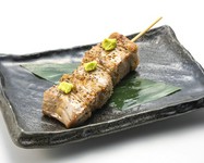 中トロを贅沢に焼き上げたジューシー串焼き。