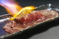 黒毛和牛の肉質は日本の牛肉の中でも最高ランクです。特徴はなんと言っても霜降り（サシ）のきめ細かさです。口に入れた瞬間とろけるような食感と、上品な脂肪甘味はやみつきになる美味しさです。