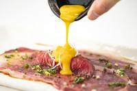 甘醤油と卵黄でお召し上がりください。