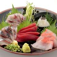 こだわりの天然の生本まぐろ。バランスの良い旬の白身達。
このコスパとボリューム！板前寿司本気の豪快刺し盛りです。必食！