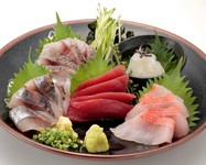 こだわりの天然の生本まぐろ。バランスの良い旬の白身達。
このコスパとボリューム！板前寿司本気の豪快刺し盛りです。必食！