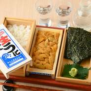とれたての新鮮な北海道うにを、箱ごと提供する大胆な逸品。海苔で包んだうにはお酒の最高のおつまみに。もちろん、うにの味わいをそのまま楽しむのもオススメ。【板前寿司】が自信を持って薦めるメニューです。