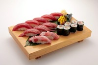 大とろ2貫、中とろ3貫、赤身5貫、ねぎとろ細巻1本、とろたく手巻き1
本。人気No.1商品です！お椀、サラダ付。