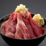 赤身、中とろ、大とろ、まぐろたたき、ねぎ、お椀、
サラダ付。