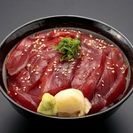 秘伝ダレ漬けまぐろの熟成感がたまらない！お椀、サラダ付。