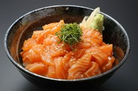 美味い！！豪快サーモンづくし丼。お椀、サラダ付。