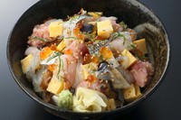 まぐろたたき、甘海老、白身魚、サーモン、小肌、いくら、煮穴子、生しらす、玉子、椎茸。お椀、サラダ付。