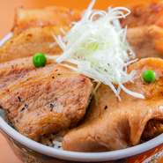 職場や学校の帰り道に、家での食事が億劫なタイミングに、ふらりと一人でも立ち寄りやすく、満足度の高い食事が楽しめるのが魅力。カウンター席が充実しており、お一人さま大歓迎です。