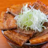 食べごたえのある厚切り豚バラ肉を、秘伝のタレに漬け込んで豪快に焼きあげ、ボリューミーな丼に仕上げました。ひと口食べれば、本場・帯広の風味が口の中いっぱいに広がります。4サイズから選べます。