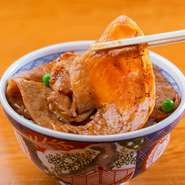 本場・帯広の味をライトに楽しみたいならこちら。脂分が少ないロース肉を食べやすく薄切りにし、秘伝のタレに漬け込んでから丁寧に火入れしました。濃い旨みは感じさせつつライトな味わいが、さっぱり派に好評です。