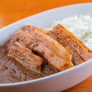 2種の豚丼がメインではあるものの、『豚バラカレー』も隠れた人気メニュー。カレールーは豚肉との相性を考慮して開発したもの。コク深いルーが香ばしく焼きあげたバラ肉と好相性をなし、飽きないおいしさです。