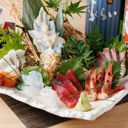 魚介料理を中心とした【居酒屋海風土天】を代表する一皿です。季節によって内容が変わりますが8種類の魚介を豪快に盛り合わせ。シェアスタイルで味わえる十分なボリュームがあるのもオススメのポイントです。