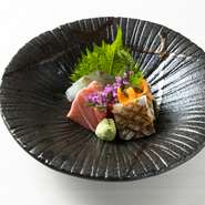 福岡県より仕入れた新鮮な海の幸などの良質な食材を、経験豊かな料理人が調理。仕入れや旬でメニューも異なるため、何度訪れても飽きの来ないお店です。