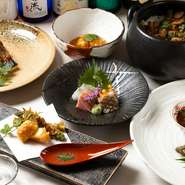 良質な旬の食材を取り入れるだけでなく、器や盛り付けといった演出にもこだわった料理人の逸品。四季の彩りを散りばめた一皿は、視覚からゲストを魅了してくれます。