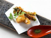 写真は『ホタテとアスパラ　変わり揚げ』。新鮮な素材たちが香ばしい衣を纏うことで、また一味異なるおいしさを届けてくれます。