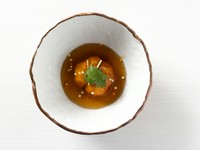 写真は『南瓜饅頭』。素材の風味を感じる、優しい味わいに纏め上げています。