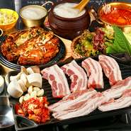 画像は店名が付いた、自慢の『ポチャセット』。『サムギョプサル』『チヂミ』『チゲ』『チーズキムチチャーハン』が、2人前ずつ揃います。韓国のお酒『マッコリ』も加えて、韓国料理を一通り食べたい方に最適。