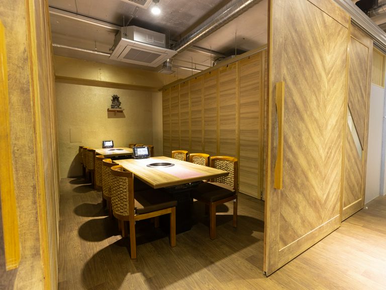 4〜6名用のテーブル席を2つ設けた個室を、3部屋完備