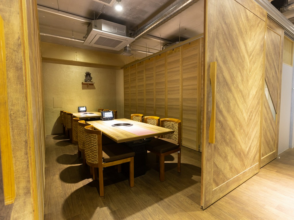 4～6名用のテーブル席を2つ設けた個室を、3部屋完備