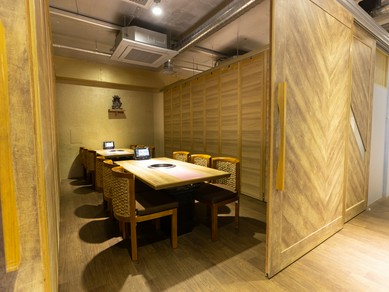 4〜6名用のテーブル席を2つ設けた個室を、3部屋完備