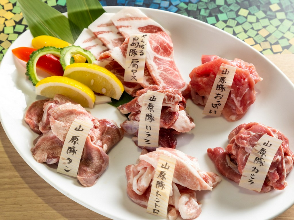 鮮度にこだわり、地元の食材をふんだんに仕入れる