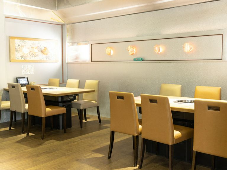 落ち着いた雰囲気の焼肉店で楽しむディナータイム