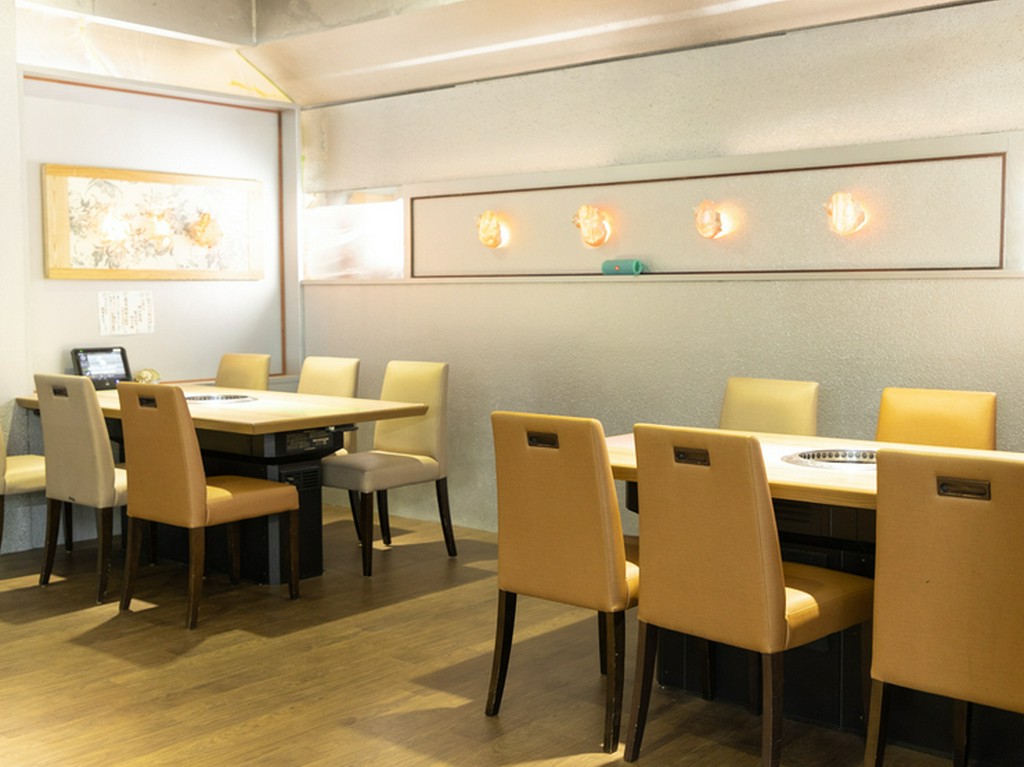 落ち着いた雰囲気の焼肉店で楽しむディナータイム