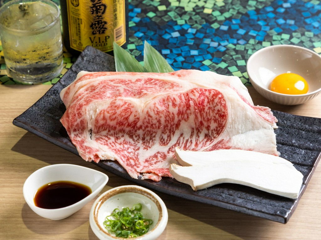 軽く炙るだけで和牛の脂が溶けだす『和牛ロースの焼きすき』