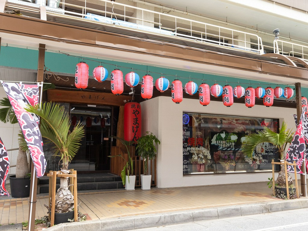 開放的なテーブル席をメインに、カウンター席、奥には個室を完備